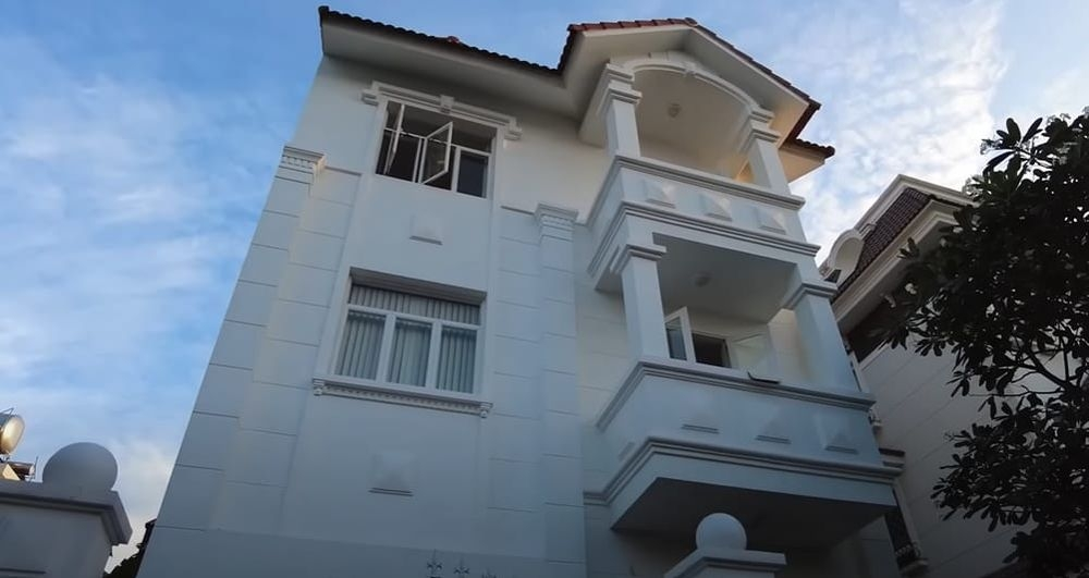 Cuối năm 2022, vợ chồng Xoài Non - Xemesis chuyển đến căn biệt thự, tọa lạc trên khu đất đắt đỏ tại TP HCM.