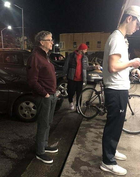 Tỷ phú Bill Gates từng gây sốt khi xếp hàng chờ mua suất ăn chỉ có giá 7,68 USD, gồm một burger, một khoai tây chiên và lon Coke.