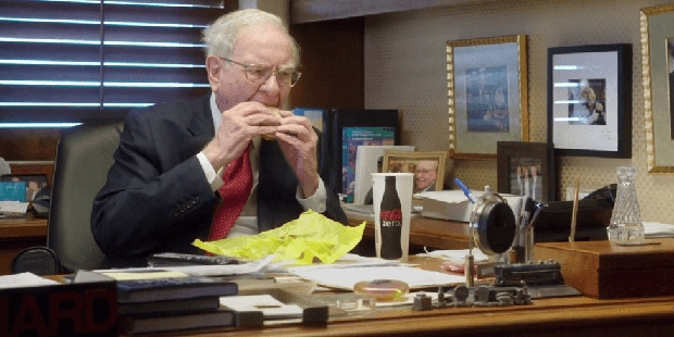 Warren Buffett không chi tiêu xa hoa cho những bữa ăn sang chảnh. Ông thường ăn sáng với thức ăn nhanh của McDonald. Trong một bài phỏng vấn, ông đã tiết lộ không bao giờ chi quá 4 USD (khoảng 100 VNĐ) cho một bữa sáng.