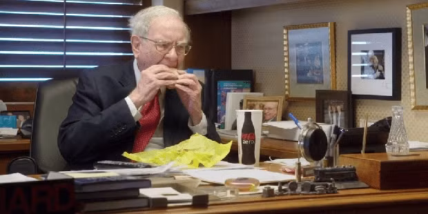 Warren Buffett không chi tiêu xa hoa cho những bữa ăn sang chảnh. Ông thường ăn sáng với thức ăn nhanh của McDonald. Trong một bài phỏng vấn, ông đã tiết lộ không bao giờ chi quá 4 USD (khoảng 100 VNĐ) cho một bữa sáng.