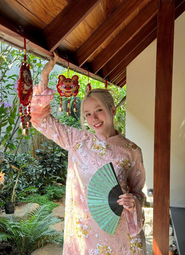 Dịp Tết vừa qua, Phương Ly trang trí cho căn nhà với nhiều tiểu cảnh, cây xanh và hoa.