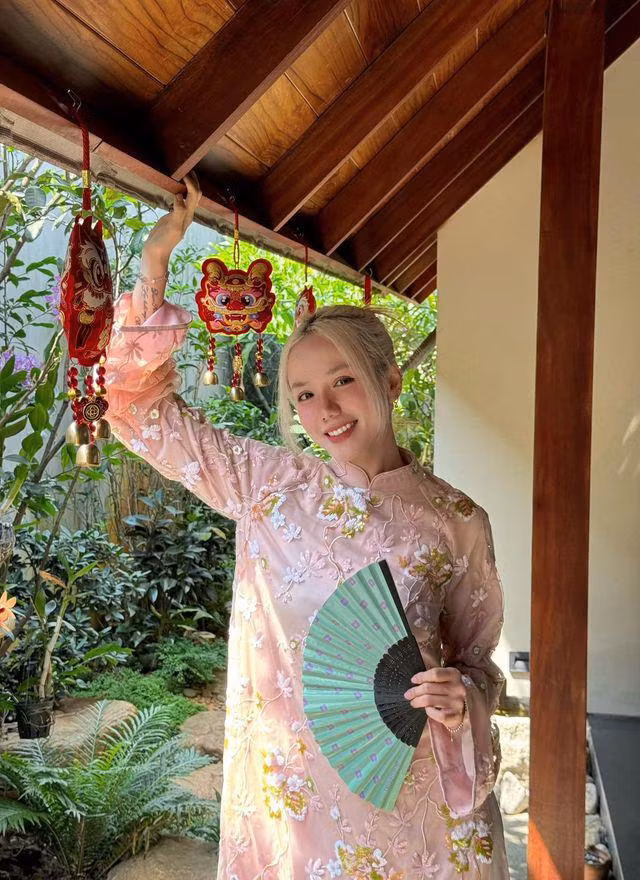 Dịp Tết vừa qua, Phương Ly trang trí cho căn nhà với nhiều tiểu cảnh, cây xanh và hoa.