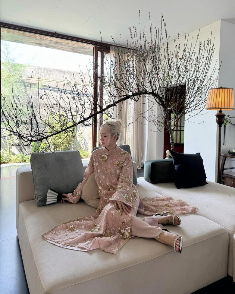 Phòng khách ngập tràn ánh sáng được tô điểm bằng cành đào dáng huyền lớn. Nguồn ảnh: FBNV