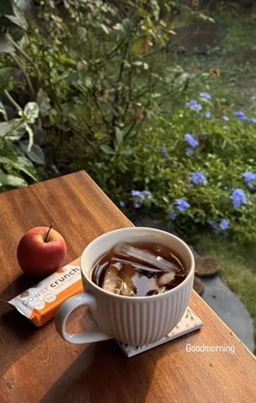 Góc vườn thơ mộng là nơi "vợ quốc dân" Phương Ly thưởng thức đồ uống và thư giãn.