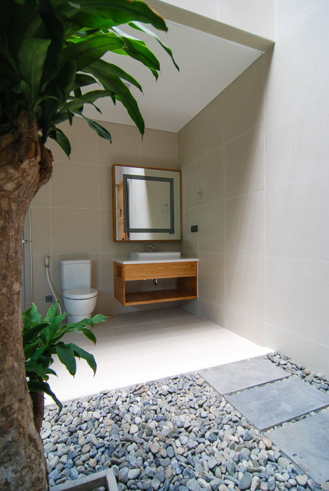 Nét độc đáo của ngôi nhà còn nằm ở thiết kế đơn giản, các đường nét gọn gàng và sử dụng vật liệu thô như với đá, gỗ và gạch xương đá. Nguồn ảnh: Mina