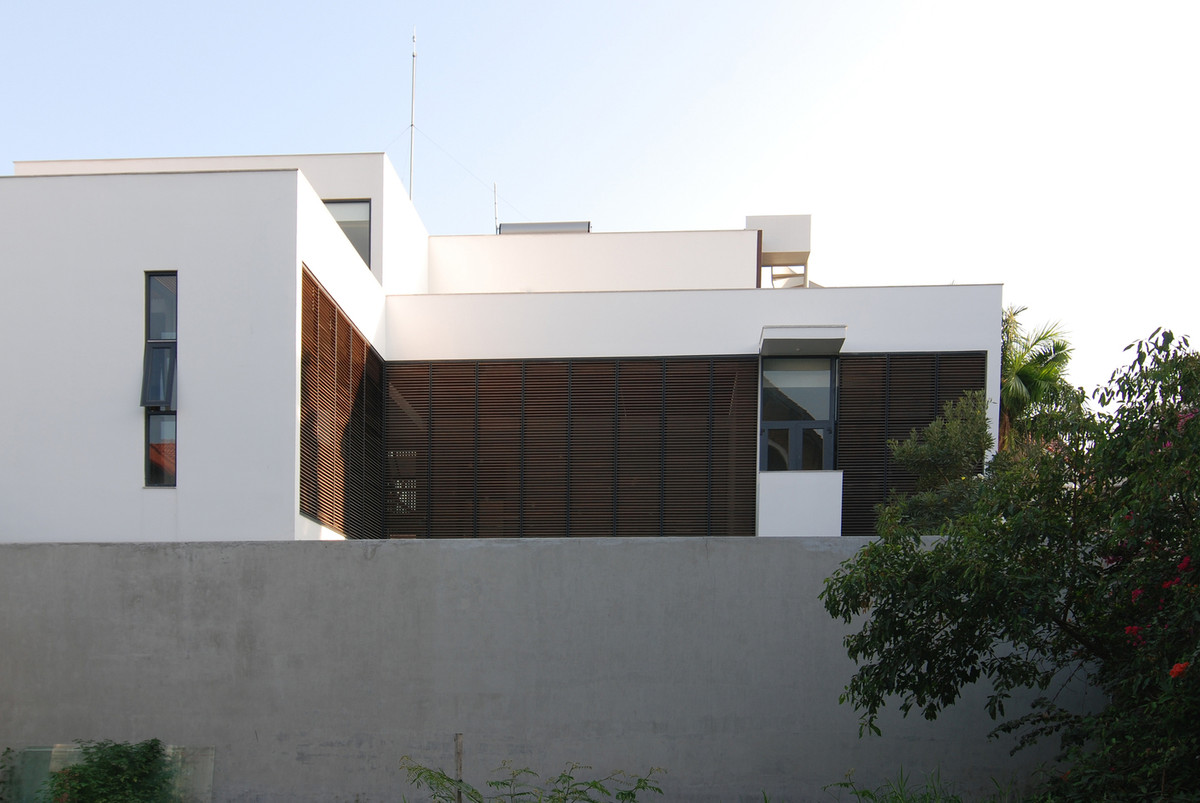 Theo đó, bên ngoài ngôi nhà khá kín đáo để hạn chế những ánh mắt tò mò, trong khi bên trong lại rộng mở đón nắng và thông gió.