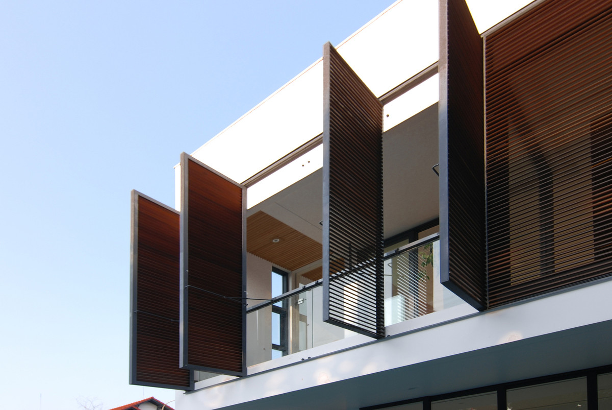 Hệ cửa sổ xếp linh hoạt, kết hợp cùng vách lam gỗ giúp tối ưu hóa ánh sáng tự nhiên đồng thời mang đến luồng gió trong lành cho từng phòng, tạo nên môi trường sống thoáng đãng.