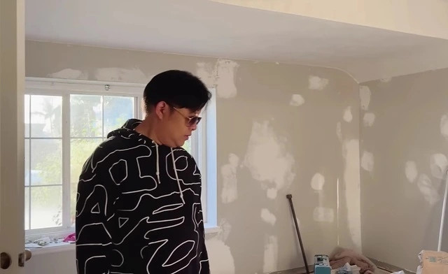 Nam ca sĩ cho biết phải chi khoảng 100.000 USD để sửa lại gần như từ đầu tới cuối vì trước mua khá cũ.