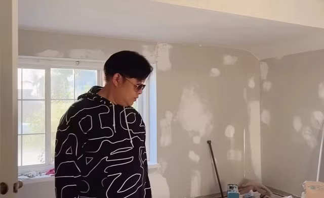Nam ca sĩ cho biết phải chi khoảng 100.000 USD để sửa lại gần như từ đầu tới cuối vì trước mua khá cũ.
