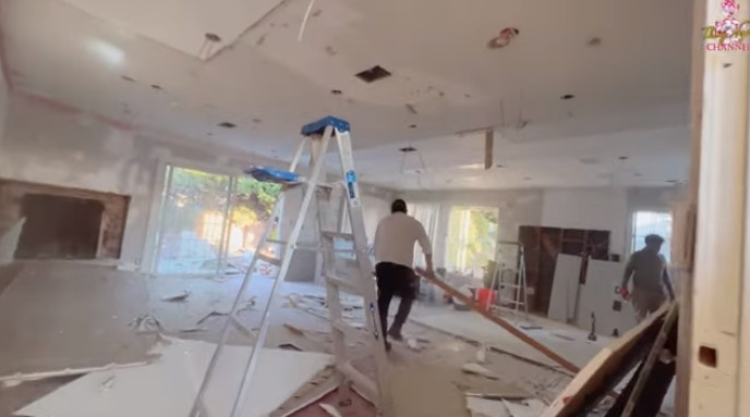 Căn nhà này ca sĩ Quang Lê mới mua, vẫn đang trong quá trình sửa lại.