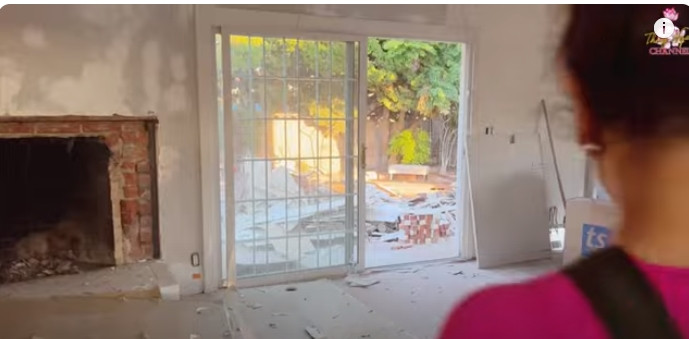 Dù căn nhà đang sửa chữa nhưng Thúy Nga vẫn phải trầm trồ vì view phòng khách và bếp rất đẹp.