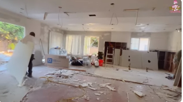 Vì vậy, nhà mới của Quang Lê khá ngổn ngang, bề bộn.