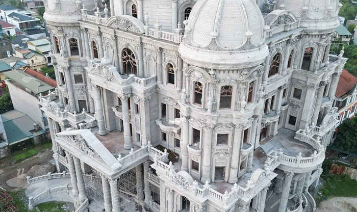 Dù chưa hoàn thiện, nhưng bất cứ ai ngang qua tòa lâu đài Hải Linh cũng đều trầm trồ bởi sự đồ sộ, nguy nga vừa cổ điển vừa hiện đại. Ảnh: Dân Việt