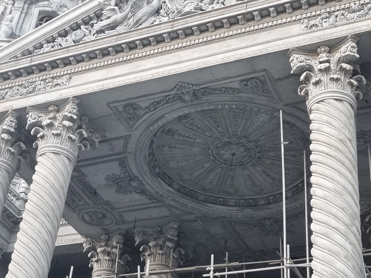 Mỗi chi tiết đều được các thợ giỏi tay nghề đắp vẽ khéo léo. Ảnh: Daidoanket