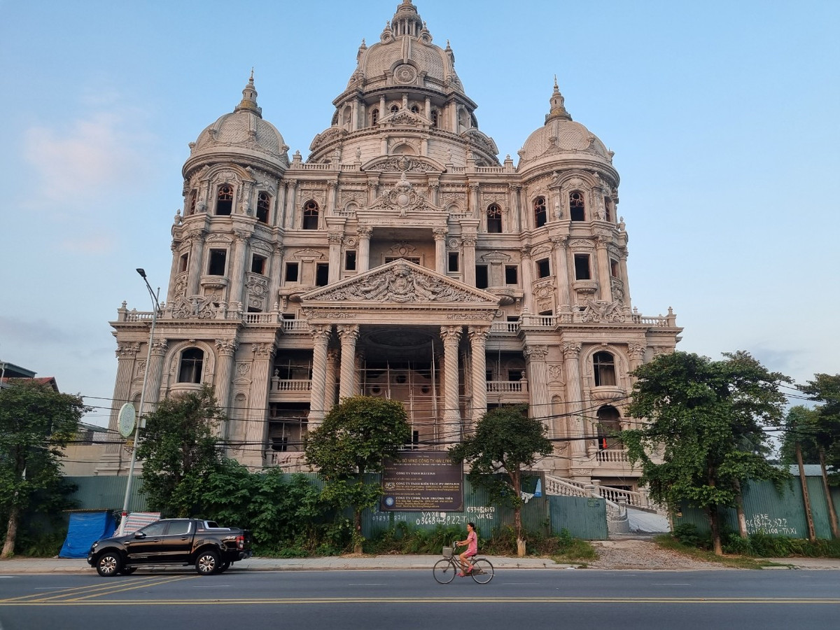 Tòa lâu đài có tổng diện tích sàn gần 18.000m2, chiều cao 70m. Ảnh: Daidoanket