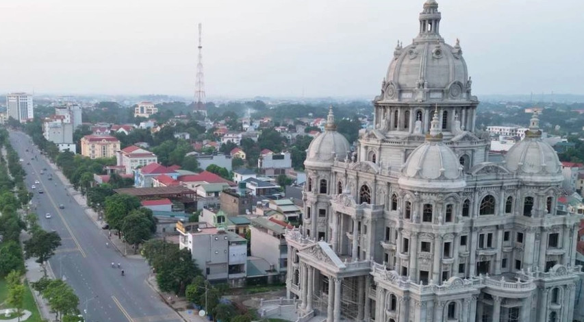 Công ty TNHH Hải Linh nằm trong hệ sinh thái của ông Lê Văn Tám. Nhiều năm nay, truyền thông xôn xao về lâu đài của "đại gia xăng dầu" Lê Văn Tám nằm ngay mặt đường Nguyễn Tất Thành, hướng ra Hồ công viên Văn Lang, thành phố Việt Trì. Ảnh: Dân Việt
