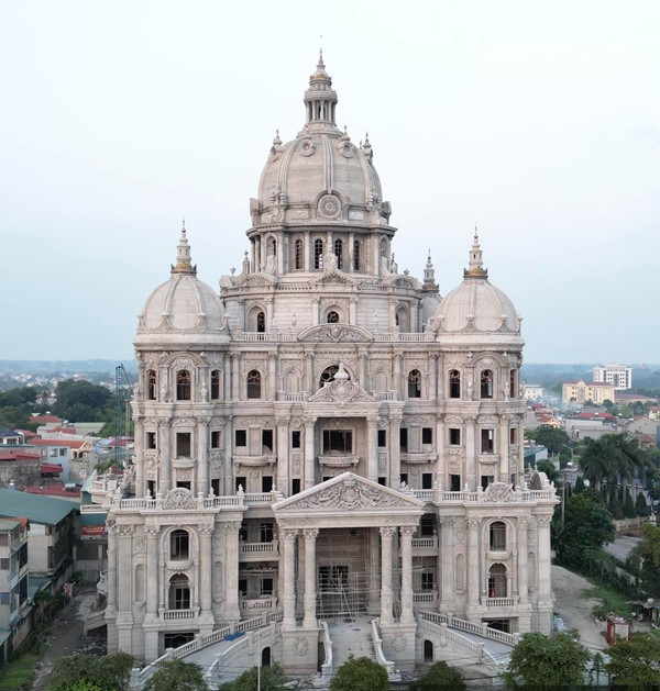 Lâu đài Hải Linh được cho là có tổng mức đầu tư lên đến cả nghìn tỷ đồng. Tòa lâu đài khởi công từ năm 2019 nhưng đến nay vẫn chưa hoàn thiện. Ảnh: Dân Việt