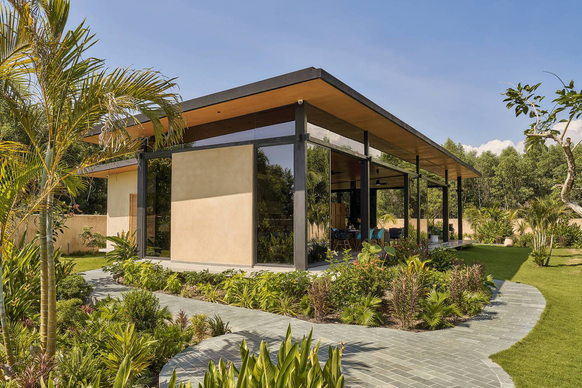 Được bao phủ một phần bởi rừng, kiến trúc sư quyết định đặt biệt thự dưới tán cây để có được bóng mát.