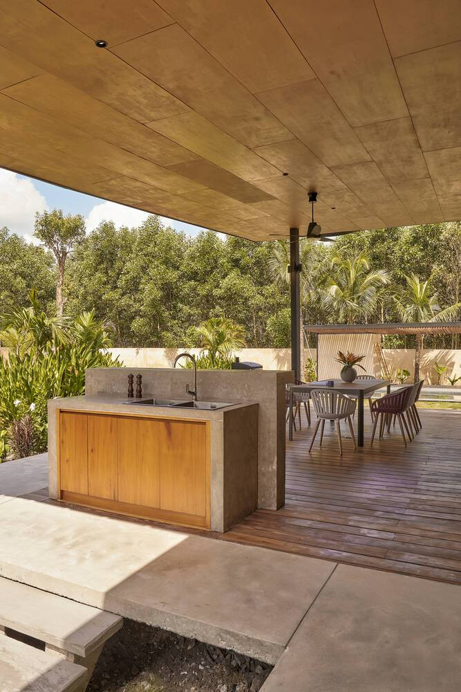 Nội thất rời bằng gỗ nguyên khối và ván ép làm trần giả mang lại sự ấm cúng.