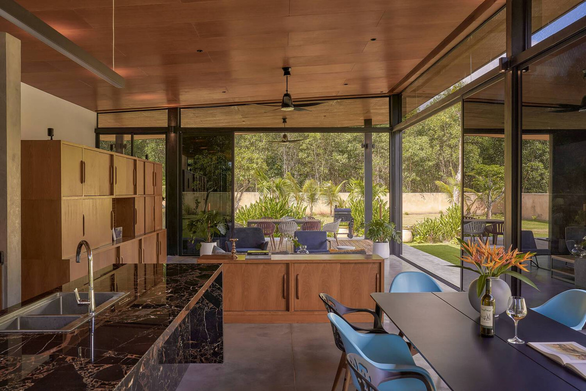 Ánh sáng thiết kế sẽ tương phản để duy trì bóng tối của bầu trời (và tôn trọng nhịp điệu của thiên nhiên xung quanh) và chỉ tập trung ánh sáng ở những nơi cần thiết (góc đọc sách, khu vực ăn uống và bếp, phòng tắm và phòng ngủ).