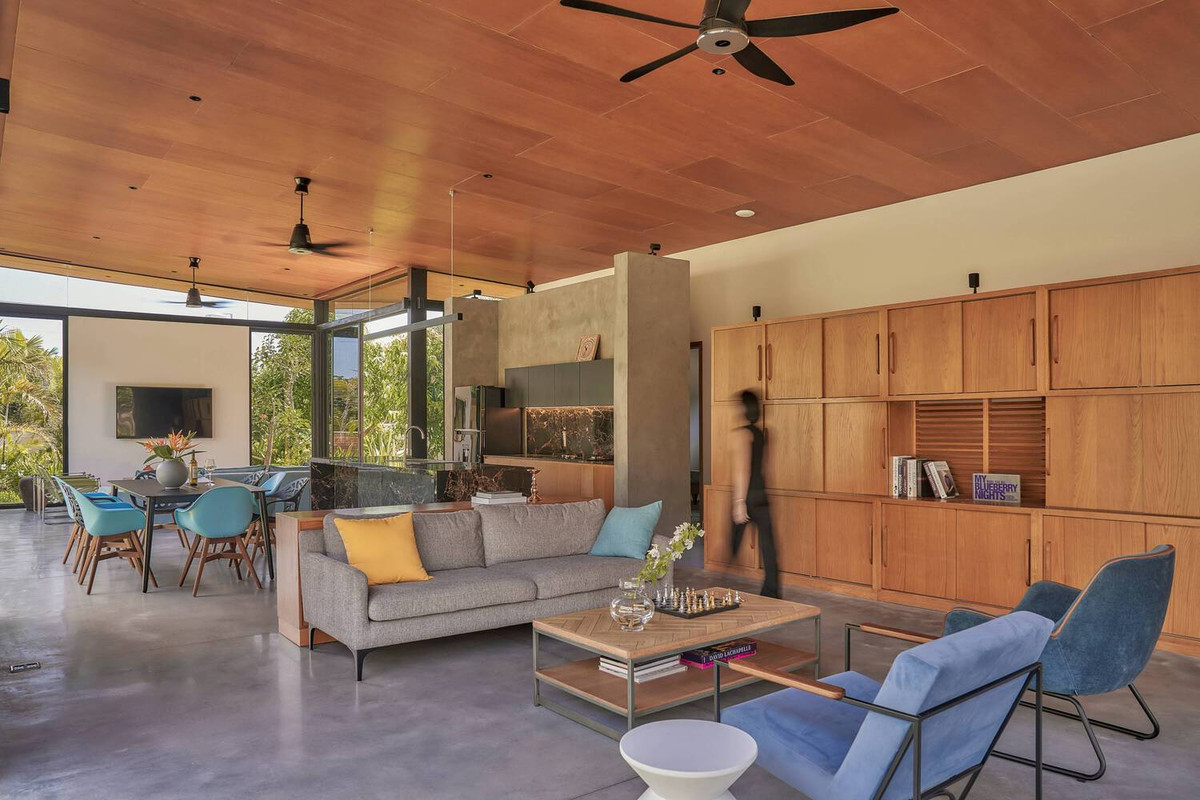 Các khu vực chung được thông gió tự nhiên (không có điều hòa, chỉ có quạt trần hiệu quả) để tiết kiệm năng lượng và duy trì cảm giác nhiệt đới.