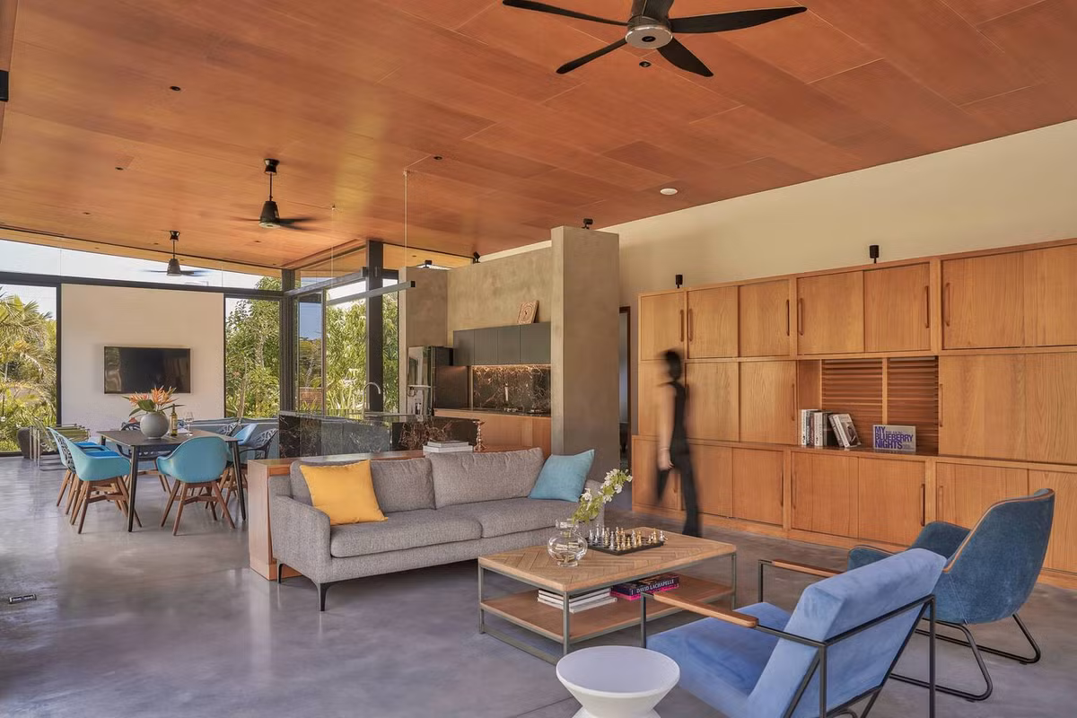 Các khu vực chung được thông gió tự nhiên (không có điều hòa, chỉ có quạt trần hiệu quả) để tiết kiệm năng lượng và duy trì cảm giác nhiệt đới.