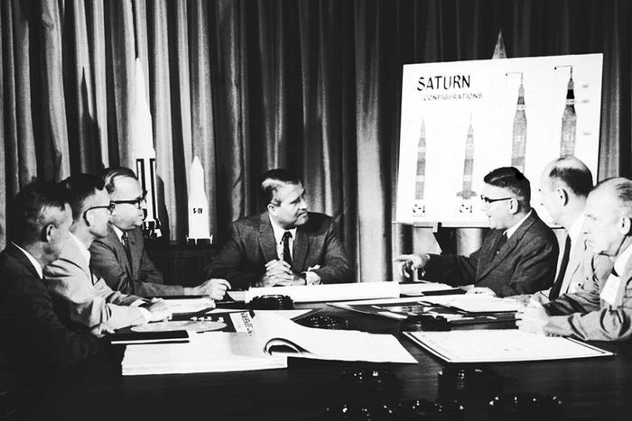 Nhiều người trong số này, bao gồm cả thành viên cấp cao của đảng Quốc xã Wernher von Braun, tiếp tục hợp tác với NASA trong chương trình không gian