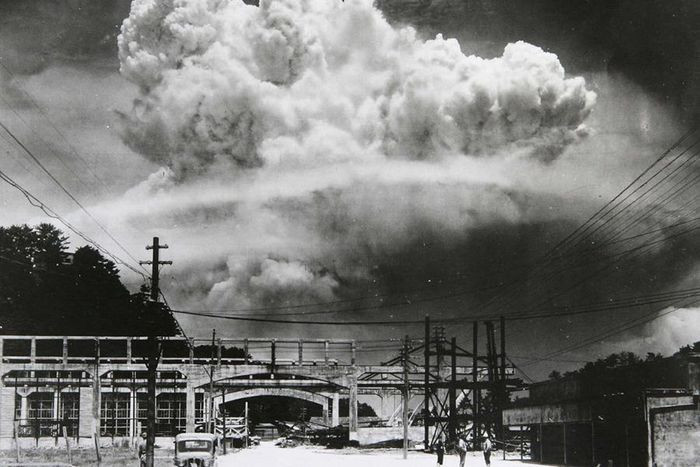 Vào tháng 8/1945, hai quả bom nguyên tử được thả xuống các thành phố Hiroshima và Nagasaki của Nhật Bản, chứng minh cho thế giới thấy rằng năng lượng nguyên tử trên thực tế có thể được vũ khí hóa gây chết người hàng loạt.