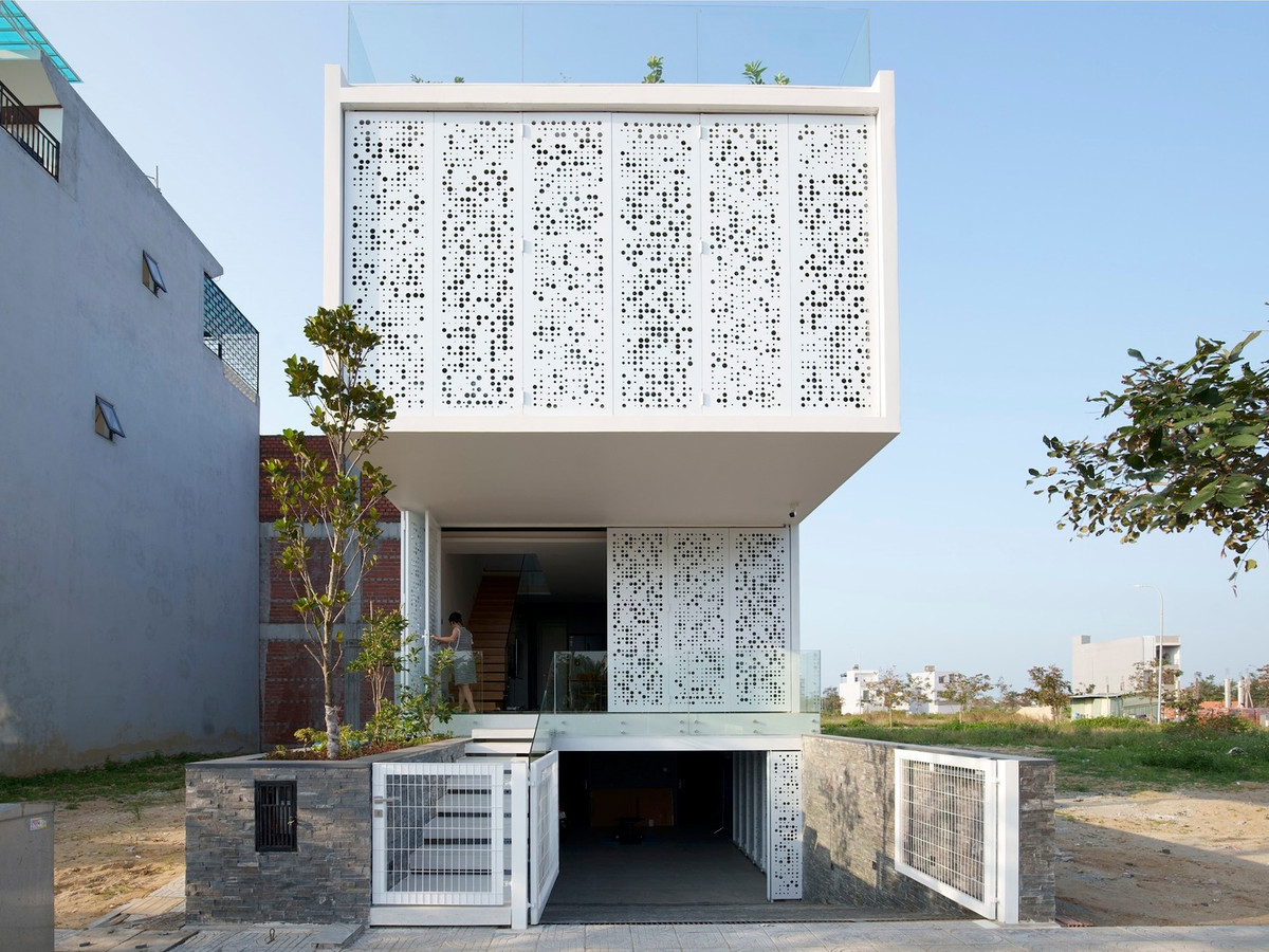 Tọa lạc tại thành phố Đà Nẵng, TH House là ngôi nhà ống nổi bật với thiết kế mặt tiền lam thép đục lỗ độc đáo.
