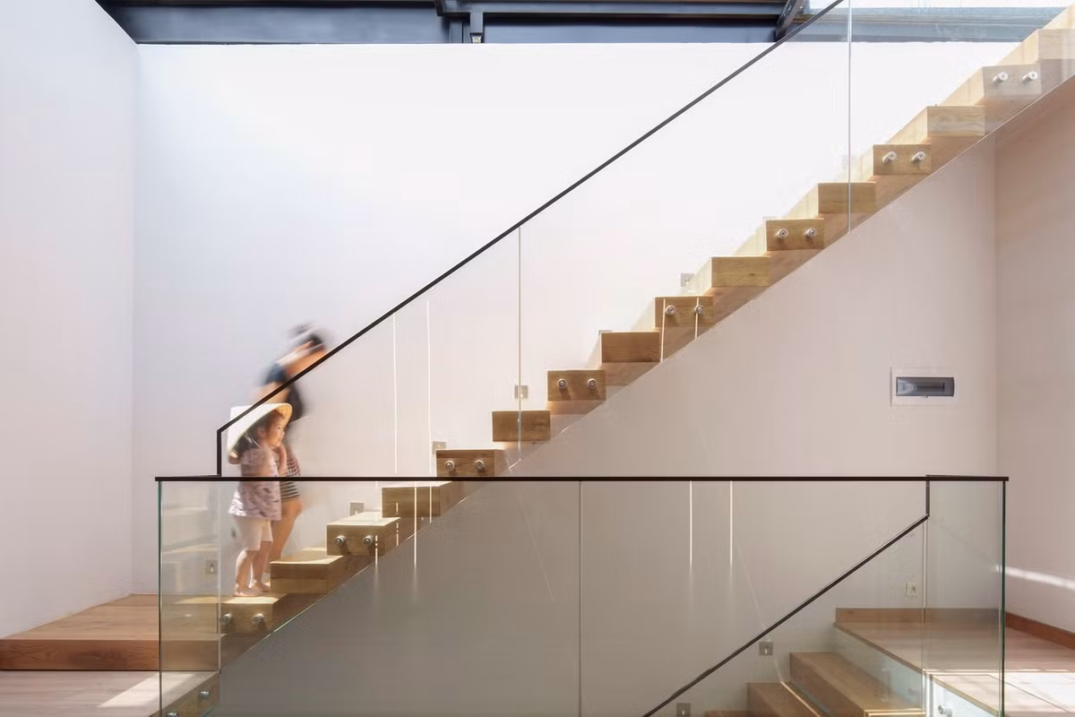 Cùng với đó là giếng trời lớn để lấy ánh sáng vào cầu thang.