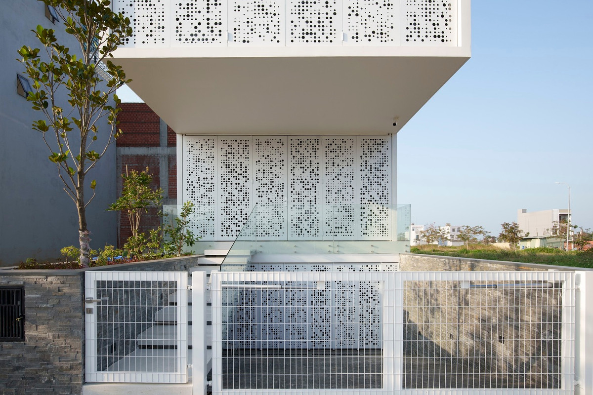 Để giải quyết vấn đề thứ nhất, thay vì xây nhà cao tầng, kiến trúc sư sử dụng thiết kế bán hầm để tối ưu hóa diện tích sử dụng mà không làm tăng chiều cao tổng thể.