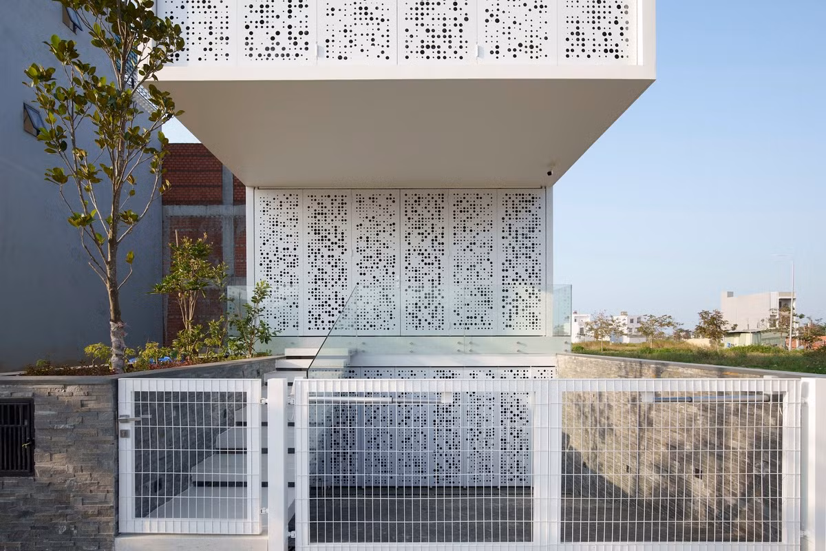 Để giải quyết vấn đề thứ nhất, thay vì xây nhà cao tầng, kiến trúc sư sử dụng thiết kế bán hầm để tối ưu hóa diện tích sử dụng mà không làm tăng chiều cao tổng thể.