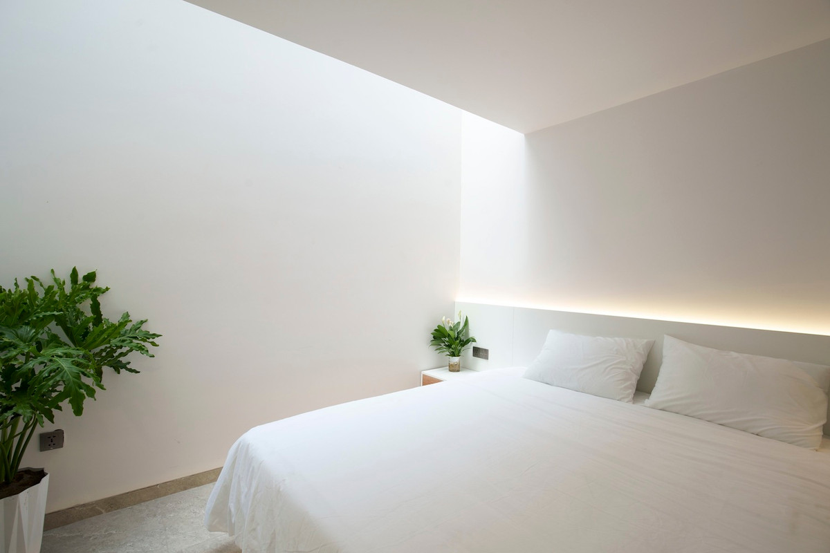 Tầng hai gồm 2 phòng ngủ, một ở phía trước và một ở phía sau.