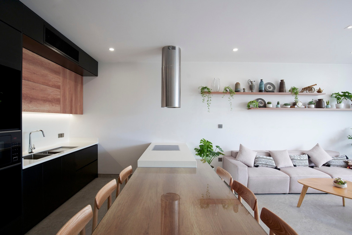 Gara, phòng kỹ thuật và kho ở tầng hầm. Tầng 1 là không gian chung bao gồm bếp, vệ sinh chung và phòng ngủ cho khách.