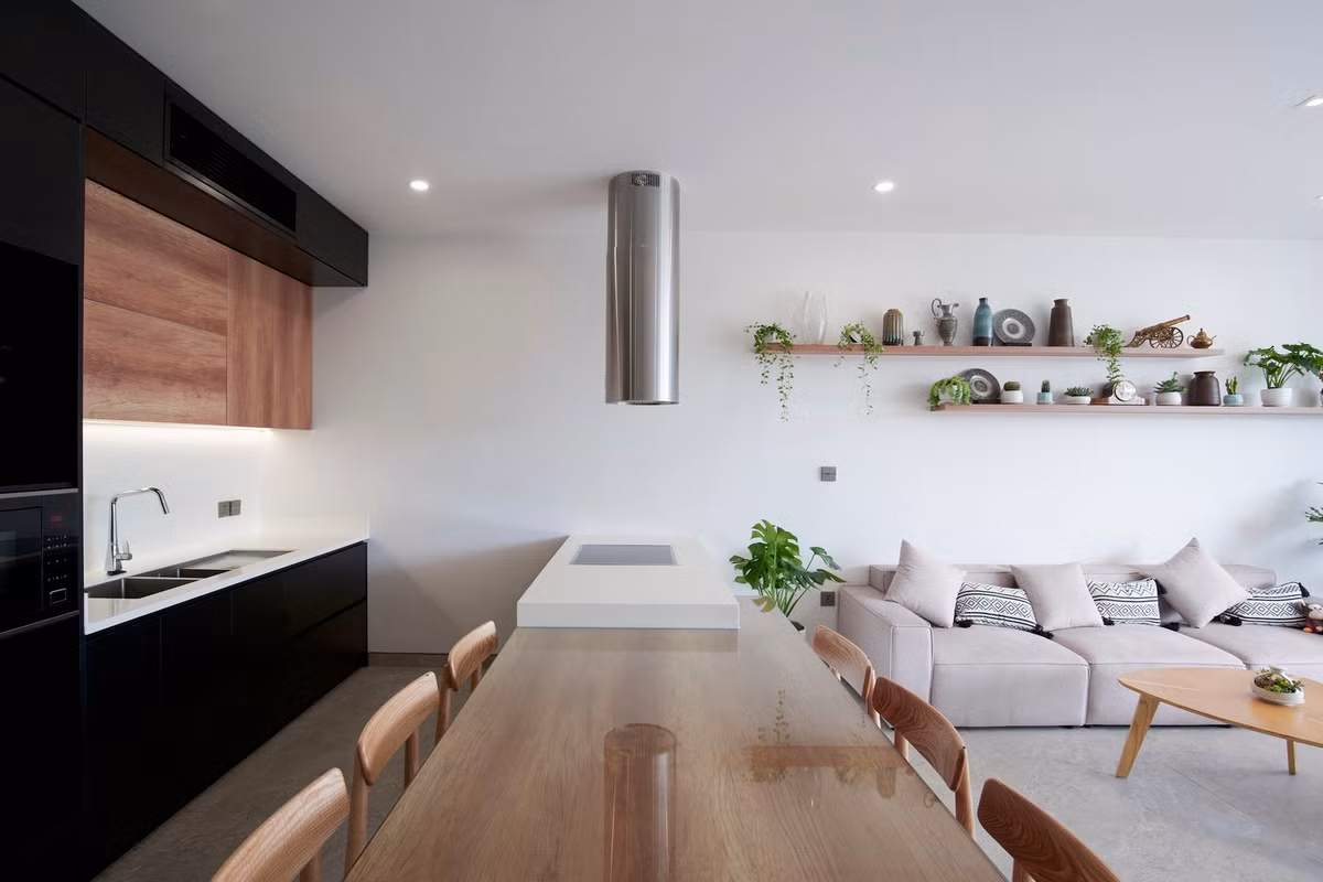 Gara, phòng kỹ thuật và kho ở tầng hầm. Tầng 1 là không gian chung bao gồm bếp, vệ sinh chung và phòng ngủ cho khách.