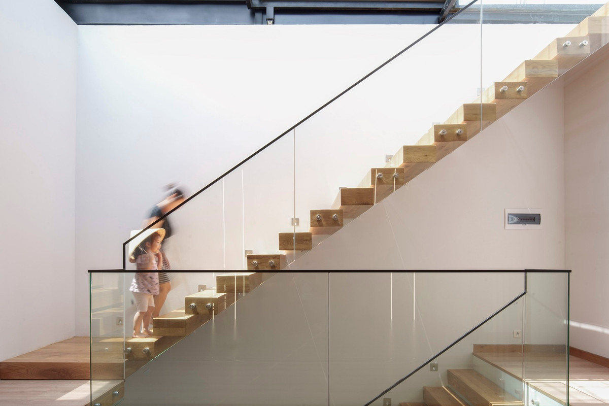 Cùng với đó là giếng trời lớn để lấy ánh sáng vào cầu thang.