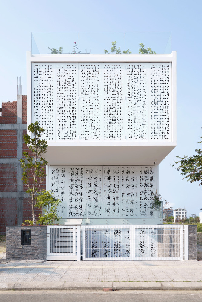 Để giải quyết bài toán thứ 3, về mặt năng lượng, kiến trúc sư tận dụng tối ưu nguồn năng lượng mặt trời, năng lượng gió tự nhiên, hạn chế bức xạ mặt trời bằng hệ thống thanh thép đục lỗ ngoài mặt tiền.