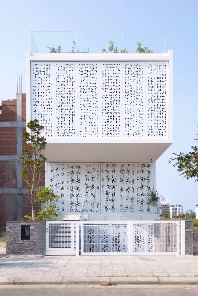 Để giải quyết bài toán thứ 3, về mặt năng lượng, kiến trúc sư tận dụng tối ưu nguồn năng lượng mặt trời, năng lượng gió tự nhiên, hạn chế bức xạ mặt trời bằng hệ thống thanh thép đục lỗ ngoài mặt tiền.