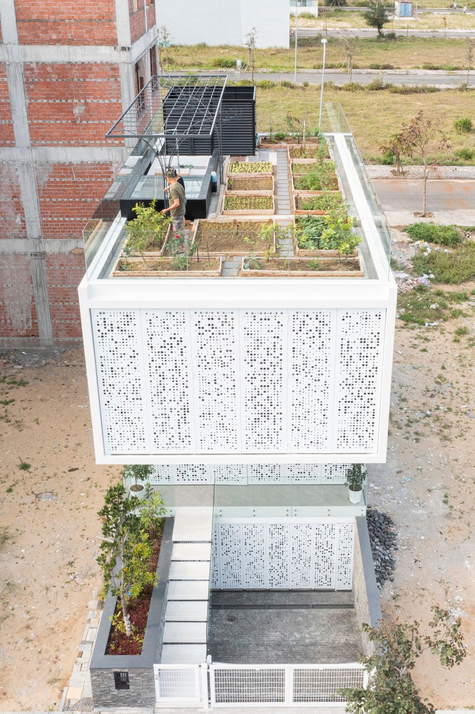 Có 3 vấn đề cần giải quyết khi thiết kế. Đầu tiên, về mặt không gian, gia chủ cần một ngôi nhà ống cho 2 vợ chồng, và đủ không gian cho các con, cháu ở lại dịp cuối tuần.