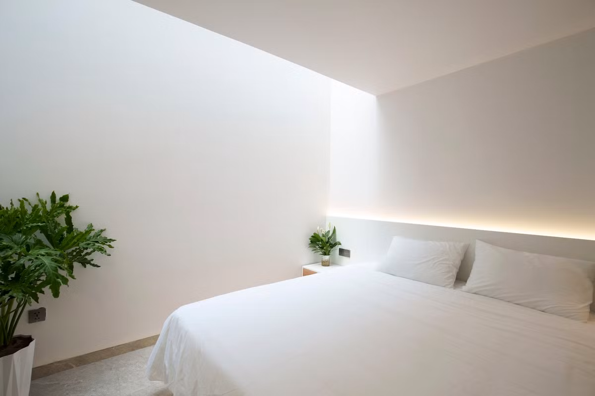 Tầng hai gồm 2 phòng ngủ, một ở phía trước và một ở phía sau.