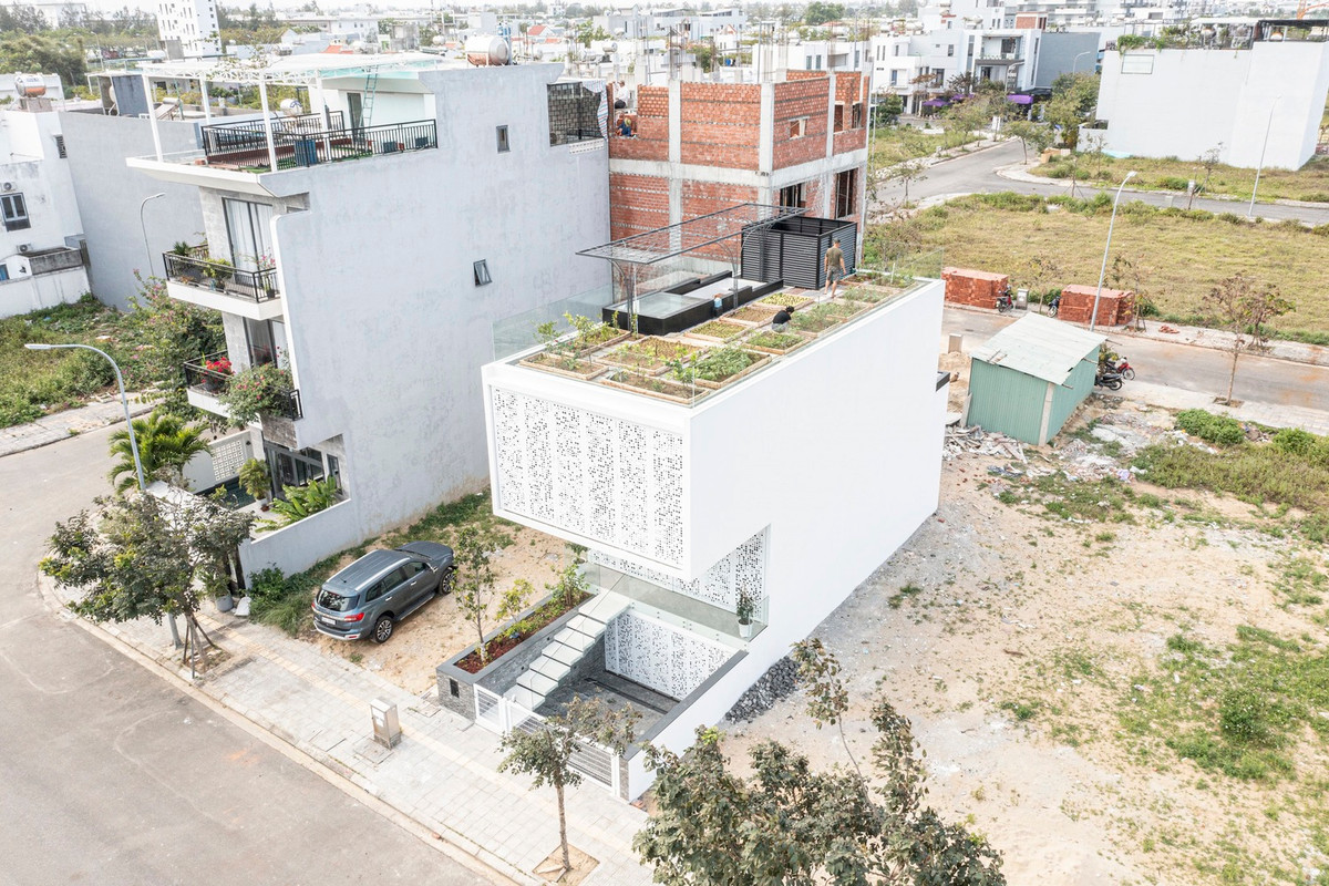 Về tài nguyên nước, kiến trúc sư thiết kế hệ thống tái chế nước. Nước mưa và nước tưới cây hàng ngày sẽ được thu lại vào bể chứa lớn dưới lòng đất và có thể tái sử dụng lại.