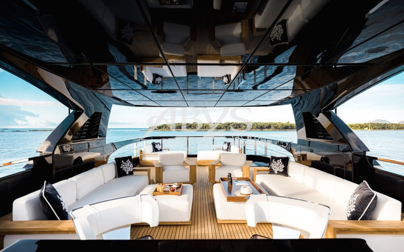 Riva 130 Bellissima được thiết kế theo phong cách hiện đại, nội thất xa hoa với 6 phòng ngủ, 1 phòng khách, hồ bơi trong nhà, hầm rượu, phòng gym, phòng spa, quầy bar bên ngoài, có đủ wifi cùng nhiều thiết bị hiện đại khác.