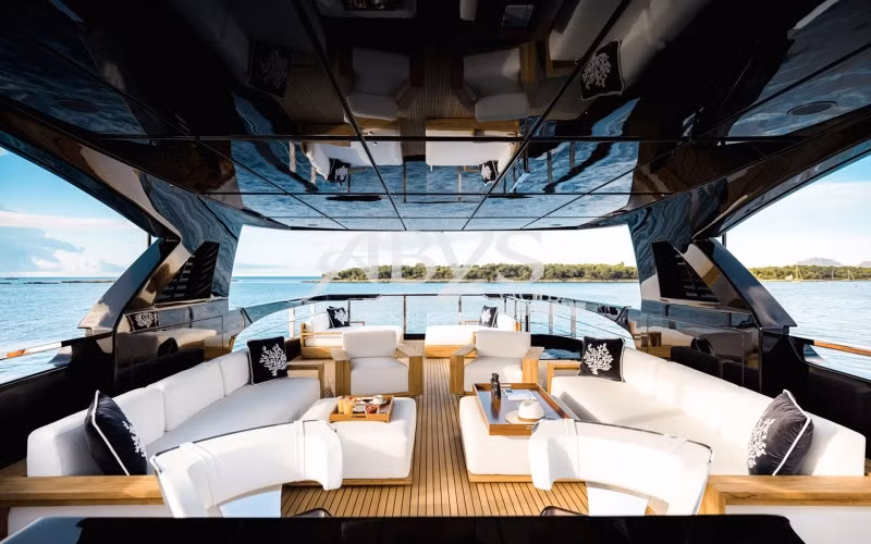 Riva 130 Bellissima được thiết kế theo phong cách hiện đại, nội thất xa hoa với 6 phòng ngủ, 1 phòng khách, hồ bơi trong nhà, hầm rượu, phòng gym, phòng spa, quầy bar bên ngoài, có đủ wifi cùng nhiều thiết bị hiện đại khác.