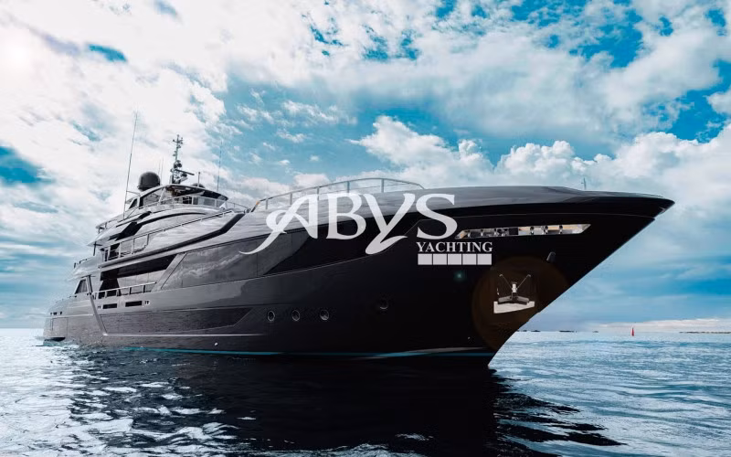 Sợi carbon, thép và kính là những yếu tố đặc biệt trong thiết kế thân tàu.