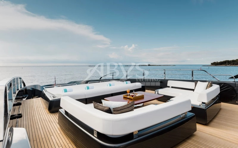 Ngoài ra, siêu du thuyền của David Beckham còn có nhà để xe rộng khoảng 20m2, bể sục ở tầng trên.