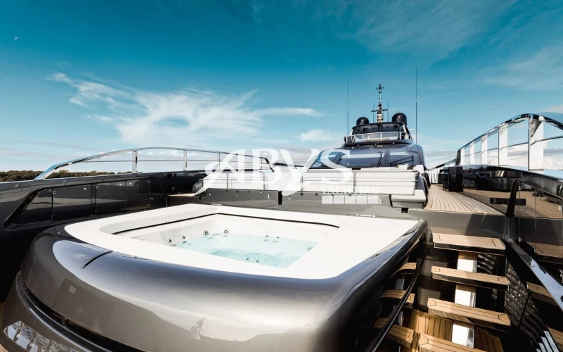 Nhờ thiết kế thoáng đãng, gia đình cựu cầu thủ người Anh có thể thoải mái thư giãn và tổ chức tiệc tùng trên du thuyền.