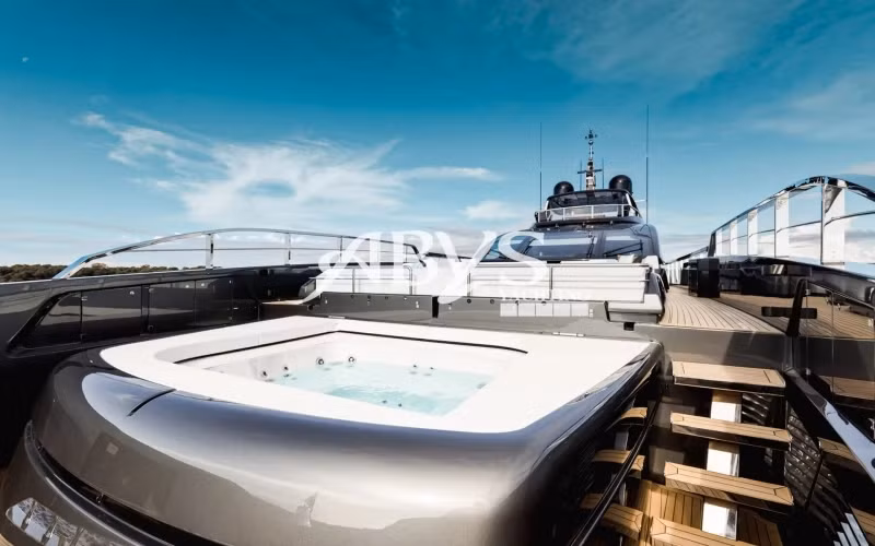 Nhờ thiết kế thoáng đãng, gia đình cựu cầu thủ người Anh có thể thoải mái thư giãn và tổ chức tiệc tùng trên du thuyền.