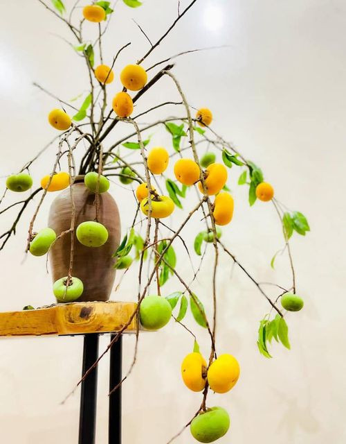 Không phải mới mẻ song năm nay cành quả thị cắm bình vẫn là xu hướng được nhiều chị em ở Hà Nội yêu thích. Ảnh: FB Nhi Song Song