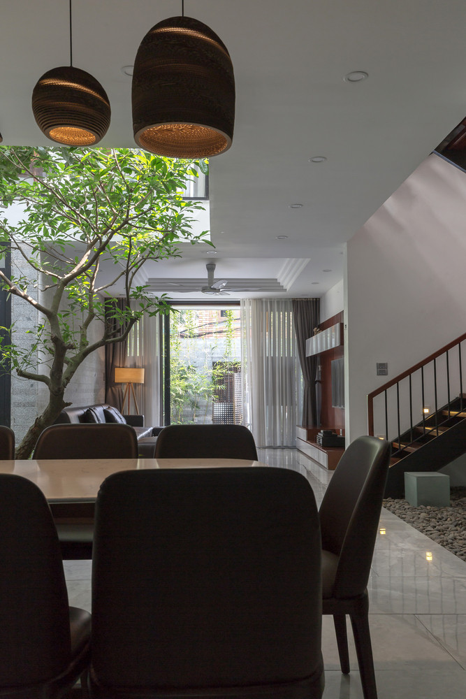 Kiến trúc sư cũng mở nhiều cửa sổ và sử dụng hệ cửa đóng - mở linh hoạt giúp lưu thông gió, gia tăng ánh sáng cho ngôi nhà.