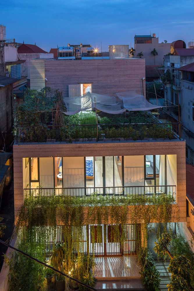 Sau khi nghiên cứu, kiến trúc sư biến những bất lợi đó tạo nên một lợi thế để làm cho không gian trở nên vuông vắn và dễ sử dụng hơn.